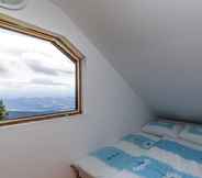 Bedroom 3 Chalet Snowflake Ia 20m From Ski Trail