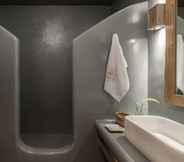 Phòng tắm bên trong 7 Amalgam Homes Paros Aiolos Private Pool Jacuzzi Villa
