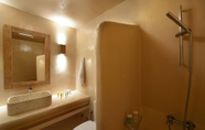 In-room Bathroom 5 Amalgam Homes Paros Aiolos Private Pool Jacuzzi Villa