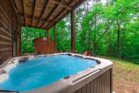 Fasilitas Hiburan Ricks Retreat Charming Log Cabin Firepit Ping Pong hot tub Close to Blue Ridge