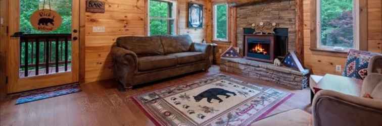 ล็อบบี้ Ricks Retreat Charming Log Cabin Firepit Ping Pong hot tub Close to Blue Ridge