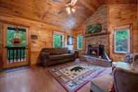 ล็อบบี้ Ricks Retreat Charming Log Cabin Firepit Ping Pong hot tub Close to Blue Ridge