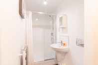 In-room Bathroom Luxury Riverview City Centre Apartment 2