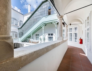 Bangunan 2 Superior Apartment With Outdoor Area and Parking in the old Town of Krems