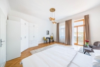 ห้องนอน Deluxe Studio With Balcony Kingsize Bed and Free Parking in Krems Downtown