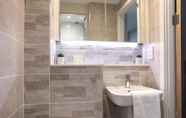 In-room Bathroom 7 ALTIDO Affordable York