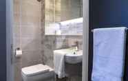 In-room Bathroom 6 ALTIDO Affordable York