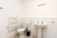 Toilet Kamar Fremington Court, Coventry - 2 Bedroom Apartment