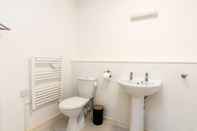 In-room Bathroom Fremington Court, Coventry - 2 Bedroom Apartment