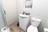 In-room Bathroom Michaelmas, Coventry - 2 Bed House Apartment