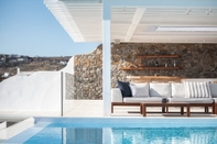 Kolam Renang Villa Santa Esmeralda Mykonos