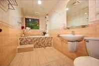In-room Bathroom Lotus Hotel