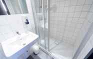 In-room Bathroom 6 McDreams Hotel Wuppertal City