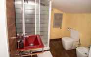 In-room Bathroom 3 Lucasland Sitges Apartments