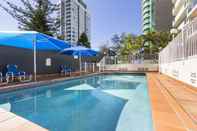 Swimming Pool Carlton Apartments