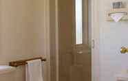 In-room Bathroom 5 ASURE Chelsea Gateway Motor Lodge