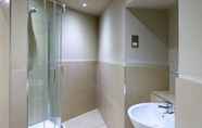 Toilet Kamar 5 Palmerston Suites