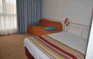 Bedroom 4 ibis Styles Lille Neuville en Ferrain