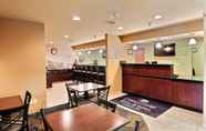 Restaurant 6 Cobblestone Hotel & Suites - Crookston