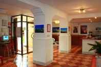 Lobby Hotel Toril