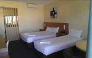 Bedroom 6 SureStay Hotel by Best Western Karinga Motel