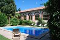Swimming Pool Hotel Les Bellugues