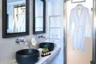 Toilet Kamar Karalis Beach Hotel