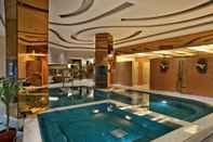 Swimming Pool Royal Garden Hotel