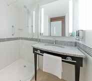 In-room Bathroom 7 Hampton by Hilton London Gatwick Airport