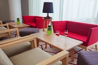 Lobby Hampton by Hilton London Gatwick Airport