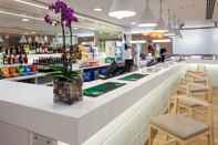 Bar, Cafe and Lounge Hampton by Hilton London Gatwick Airport