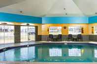 Swimming Pool Hotel J Green Bay