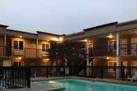 Swimming Pool Sahara Courtyard Inn Penticton