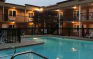 Swimming Pool 7 Sahara Courtyard Inn Penticton