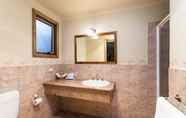 Toilet Kamar 3 Cradle Forest Inn