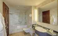 In-room Bathroom 6 Parkhotel Engelsburg, BW Premier Collection