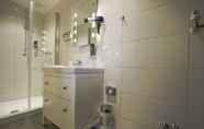 In-room Bathroom 4 Hotel Schneider