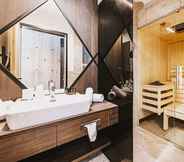 In-room Bathroom 4 GLEMM by AvenidA Superior Hotel & Residences