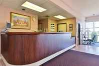 Lobby Econo Lodge Inn & Suites