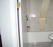 In-room Bathroom 4 Americas Best Value Inn New Braunfels San Antonio