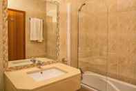 In-room Bathroom Alto Fairways