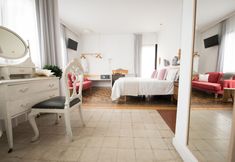 Others 2 Tusity Bed & Chic