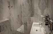 In-room Bathroom 5 Best Western Plus Hotel Comedie Saint-Roch