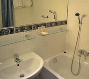 In-room Bathroom 7 Hotel Arbes