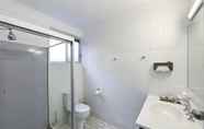 In-room Bathroom 7 Alexandra Park Motor Inn