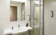 In-room Bathroom 6 ibis Styles Lleida Torrefarrera