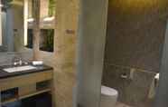 Toilet Kamar 5 Grand Skylight International Hotel Guiyang