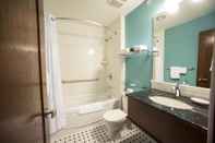 In-room Bathroom Hume Hotel & Spa