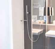 In-room Bathroom 3 Kyriad Paris 18 - Porte de Clignancourt - Montmartre