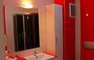 Toilet Kamar 6 Expoist Hotel